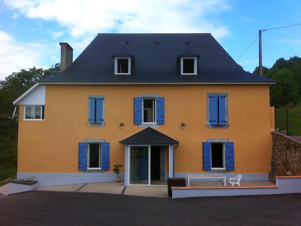 Maison jaune avec volets bleus, Raval Façades 64.