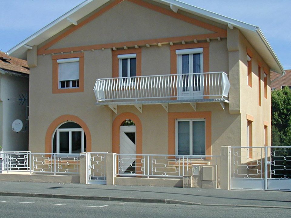 Maison avec balcon et rambarde, Raval Façades 64