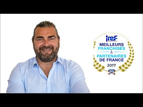 Homme souriant, Raval Façades 64, logo iief 2017.