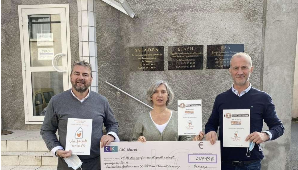 Trois personnes tenant un chèque de 1014,45 € pour CIC Muret, Raval Façades 64.