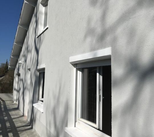 Façade blanche avec fenêtres, Raval Façades 64