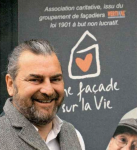 Homme souriant devant Raval Façades 64.
