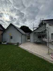 Ravalement façades en cours de rénovation à Nay