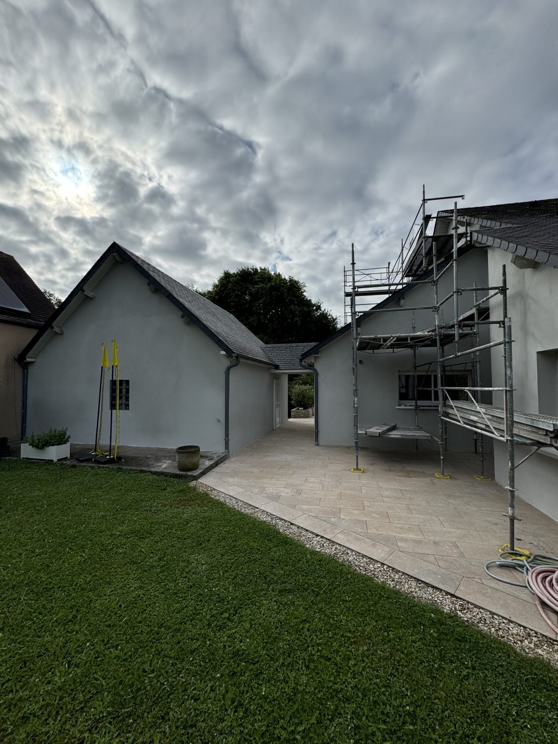 Ravalement façades en cours de rénovation à Nay