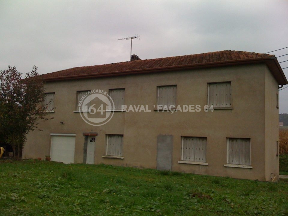 Maison en brique avec fenêtres fermées, Raval Façades 64.