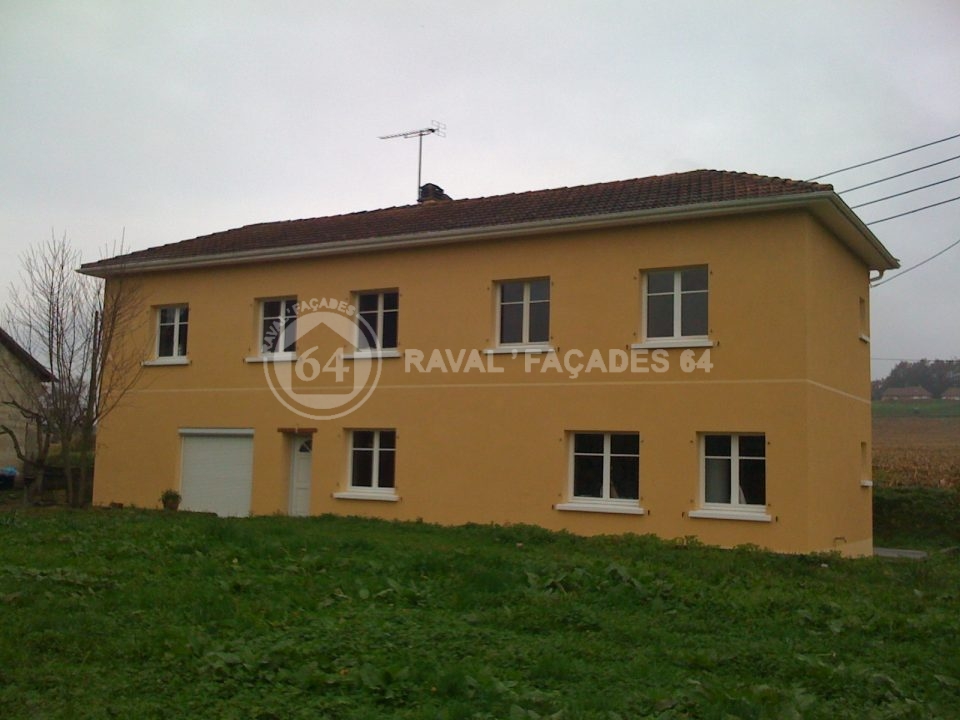 Maison jaune avec fenêtres et antenne, Raval Façades 64.