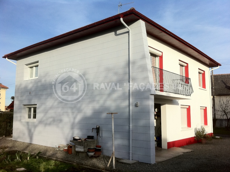 Maison blanche avec balcon rouge, Raval Façades 64.