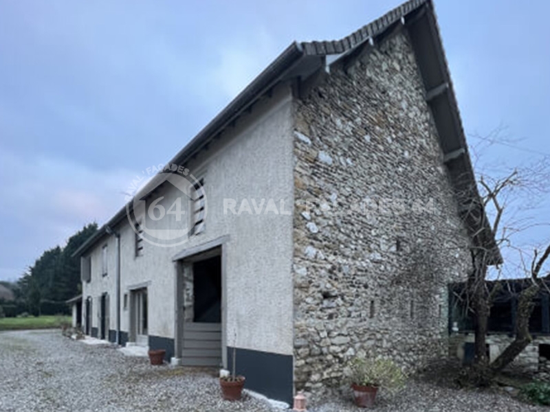 Raval Façades 64 Maison en pierre rénovée