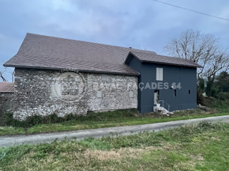 Ancienne maison en pierre avec façade modernisée, Raval Façades 64.