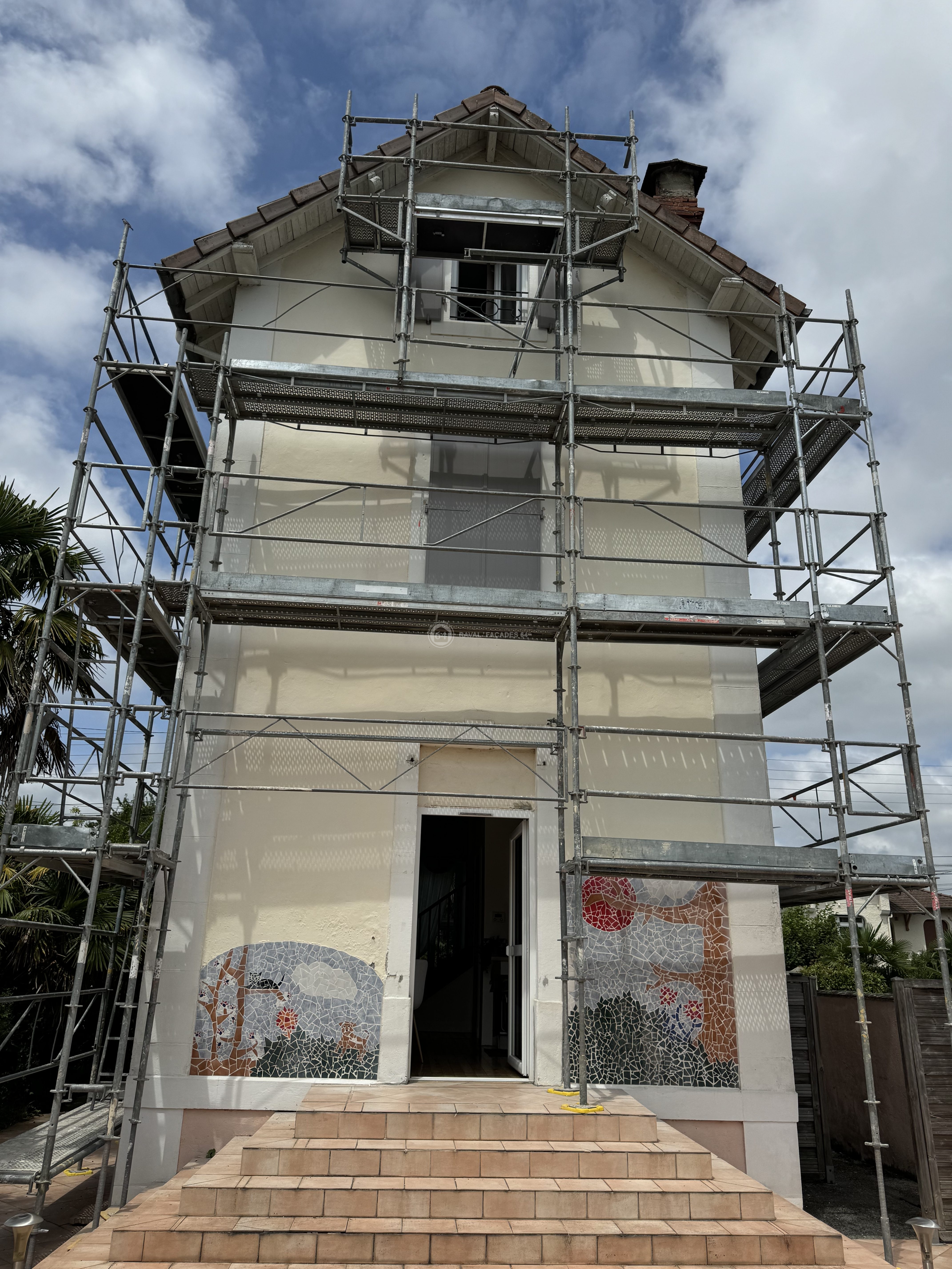 Peintures façades d'une maison à Gelos, 64110, Pyrénées Atlantiques